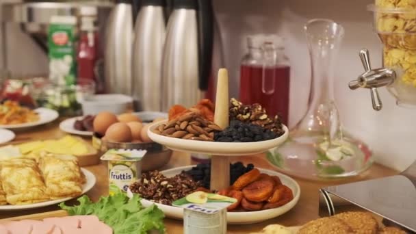 Een Ontbijttafel Bevindt Zich Een Klein Hotel Worstjes Yoghurt Salades — Stockvideo