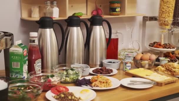 Reggelizőasztal Egy Kis Szállodában Található Kolbász Joghurt Saláta Szósz Ital — Stock videók