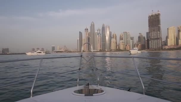 プライベートヨットから海岸沿いのドバイの高層ビルまでご覧ください スローモーション — ストック動画