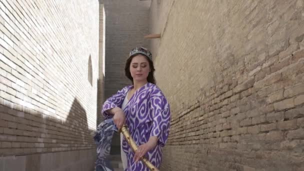 Uma Jovem Mulher Com Cabelos Longos Fluidos Manto Oriental Boné — Vídeo de Stock