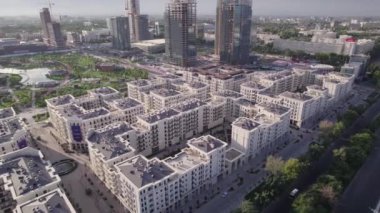Bir İHA yeni inşa edilmiş yüksek binaların üzerinde uçuyor. Hava Görünümü.