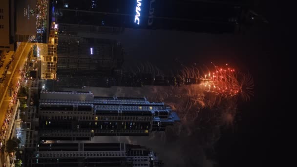 Вертикальная Съемка Небоскреба Дубае Время Новогоднего Фейерверка Slow Motion — стоковое видео