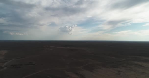 ドノンは曇った日に砂漠の砂丘を飛ぶ エアリアルビュー — ストック動画