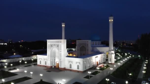 夜に点灯したモスクをドローンが飛び回る 背景に曇った空 エアリアルビュー — ストック動画