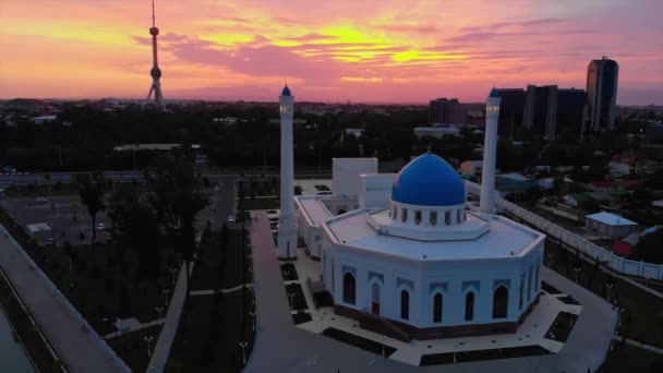 Drone Flies Mosque City Background Sunrise Cloudy Morning Aerial View — Stock Video