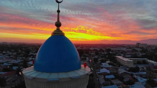 Drone Flies Mosque City Background Sunrise Cloudy Morning Aerial View — Stock Video