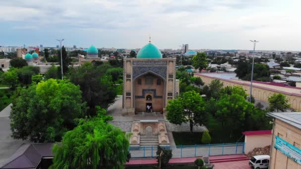 Blízko Mešity Brzy Ráno Létá Dron Pozadí Zatažená Ranní Obloha — Stock video