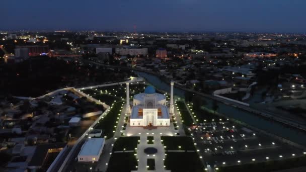Nad Komplexem Osvětlených Mešitních Budov Noci Přeletí Dron Zatažená Obloha — Stock video