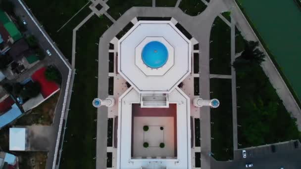 一架无人驾驶飞机飞越了一座灯火辉煌的清真寺建筑 背景是乌云密布的天空 空中视图 — 图库视频影像