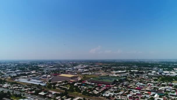 Dron Vuela Sobre Ciudad Toma Fotos Gran Avión Pasajeros Que — Vídeo de stock
