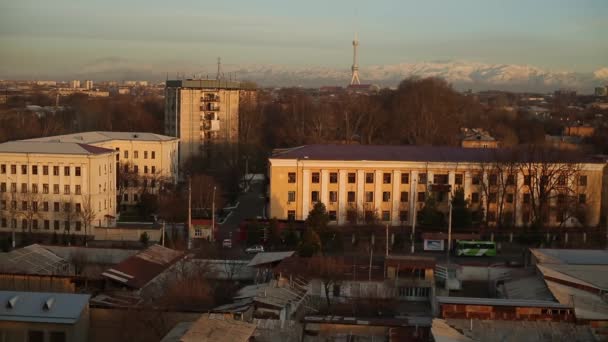 Şehrin Üzerinde Güzel Pembe Gün Batımı Uzaktan Bir Televizyon Kulesi — Stok video
