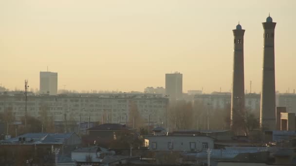 Şehrin Üzerinde Gün Doğumu Önünde Güneş Tarafından Aydınlatılmış Bir Cami — Stok video