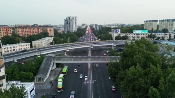 Dron Przelatuje Nad Drogami Autostradami Miasta Poruszającymi Się Samochodami Chmurny — Wideo stockowe