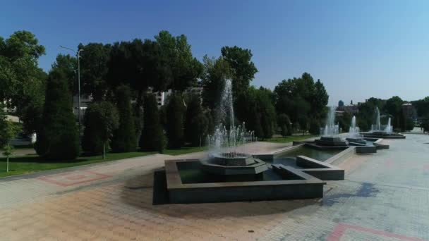 Dron Vuela Sobre Una Plaza Con Fuentes Samarcanda Uzbekistán Soleado — Vídeo de stock
