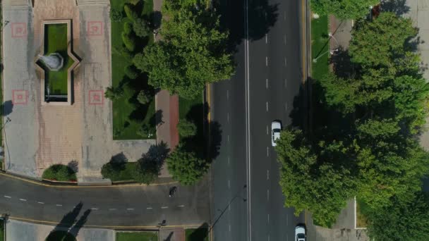 Dron Vuela Sobre Las Carreteras Autopistas Ciudad Con Coches Movimiento — Vídeo de stock