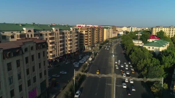 Dron Vuela Sobre Las Carreteras Autopistas Ciudad Con Coches Movimiento — Vídeos de Stock