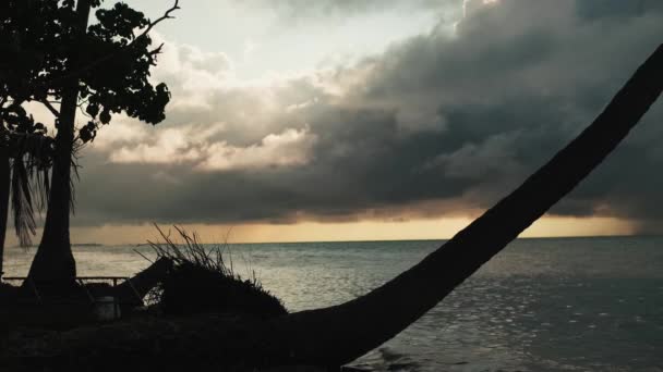 Schöner Bewölkter Sonnenuntergang Über Dem Tropischen Meer Hintergrund Das Sandy — Stockvideo