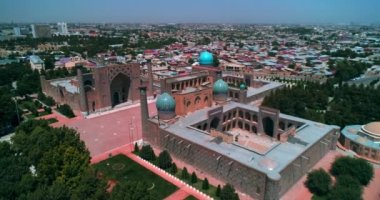 Eski bir Bibi Khanym Camii 'nin üzerinde bir dron uçuyor. Güneşli bir yaz günü. Semerkand, Özbekistan. Hava Görünümü.