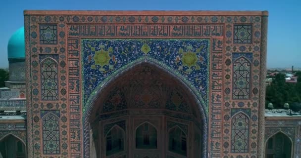 ドローンは古代の複合体ビビ カーニム モスクの主要な門の前に飛ぶ サマルカンド エアリアルビュー — ストック動画