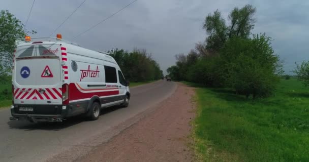 Dron Vuela Sobre Pequeño Camino Rural Rodeado Árboles Una Ambulancia — Vídeos de Stock