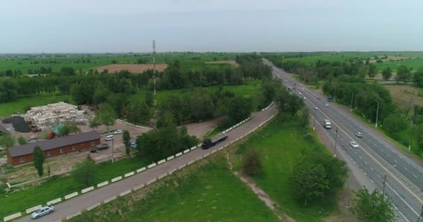 Dron Przelatuje Nad Ciężarówką Jadącą Wiejską Drogą Wokół Drzewa Pola — Wideo stockowe
