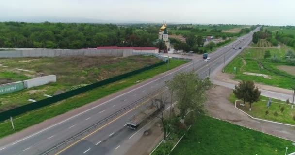 Dron Przelatuje Nad Drogą Samochodami Ciężarówkami Pobliżu Drogi Znajduje Się — Wideo stockowe