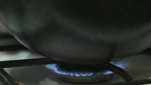 Fuoco Ardente Una Frusta Gas Sotto Calderone Primo Piano — Video Stock