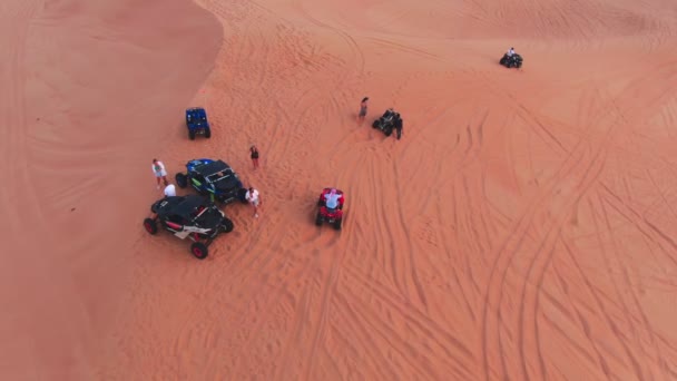 Eine Drohne Fliegt Über Quads Die Durch Die Sanddünen Der — Stockvideo