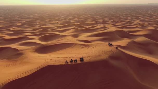 Дрони Летять Квадри Циклами Стоячи Піщаних Дюнах Пустелі Єднаних Арабських — стокове відео