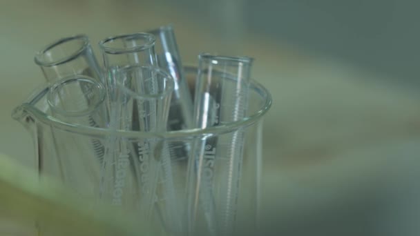 Articole Chimice Din Sticlă Baloane Rapoarte Laborator Mișcare Lentă Close — Videoclip de stoc