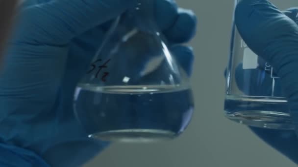실험실에서 제품으로 실험실 기술자의 클로즈업 슬로우 — 비디오