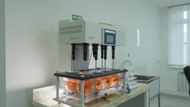 Mezclador Científico Automático Laboratorio Mezcla Los Componentes Químicos Cristalería Moción — Vídeos de Stock