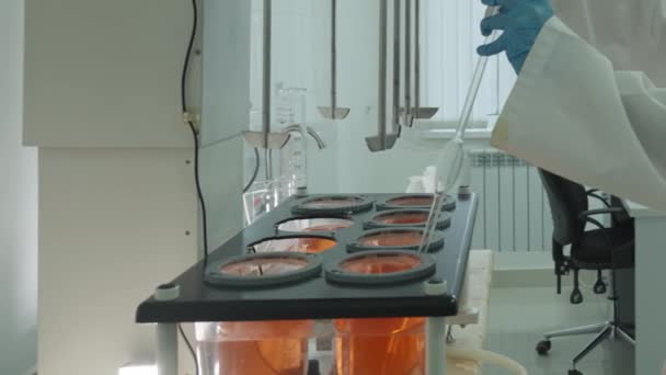 Técnico Laboratorio Ropa Protectora Que Toma Muestras Químicas Mezclador Automático — Vídeos de Stock
