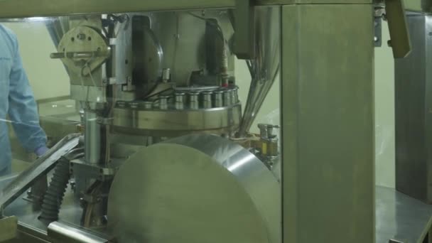 Лабораторний Технік Захисному Одязі Працює Поруч Виробничою Лінією Таблеток Повільний — стокове відео