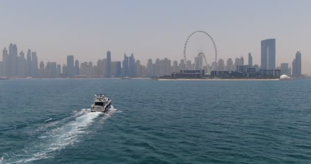 Балон Пролітає Повз Приватний Човен Який Пливе Тихим Морем Міста — стокове відео