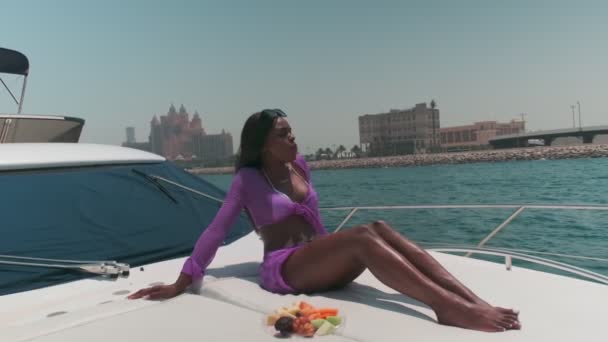 Özel Bir Teknenin Güvertesinde Genç Esmer Bir Kadının Yanında Meyve — Stok video