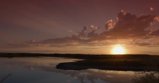 Nascer Sol Manhã Nublado Sobre Lago Calmo Tempo Calmo Movimento — Vídeo de Stock