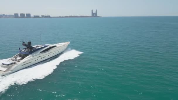Dron Létá Kolem Soukromé Jachty Plující Moři Letecký Pohled Pomalý — Stock video