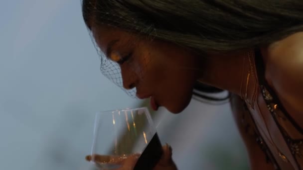 Młoda Swarliwa Kobieta Długimi Czarnymi Włosami Sukni Wieczorowej Pijąca Wino — Wideo stockowe