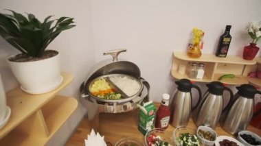Kahvaltı masası küçük bir otelde hazırlanır. Soslar, yoğurt, salatalar, soslar, içecekler. Kapat, Yavaş Hareket.