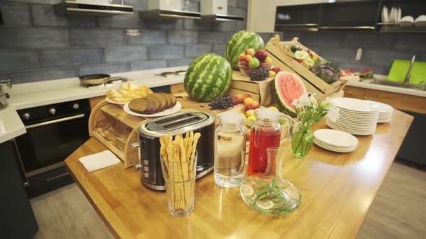 小さなホテルで朝食テーブル スイカ バナナ スローモーション クローズアップ — ストック動画