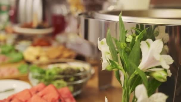 Piccolo Hotel Viene Allestito Tavolo Colazione Salsicce Yogurt Insalate Salse — Video Stock