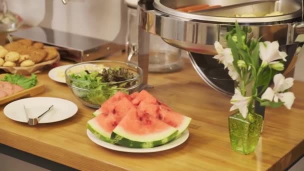 Kahvaltı Masası Küçük Bir Otelde Hazırlanır Soslar Yoğurt Salatalar Soslar — Stok video