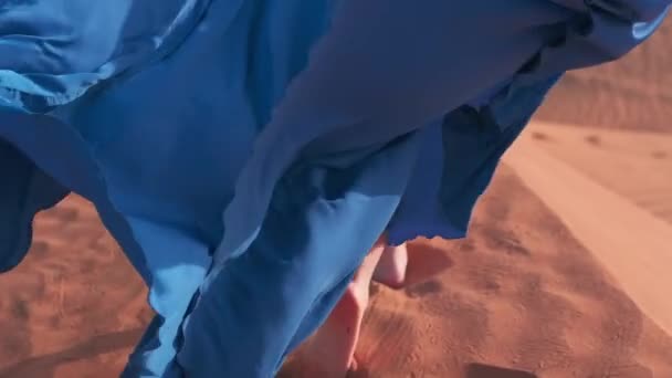 Una Joven Con Pelo Suelto Largo Vestido Azul Camina Descalza — Vídeo de stock