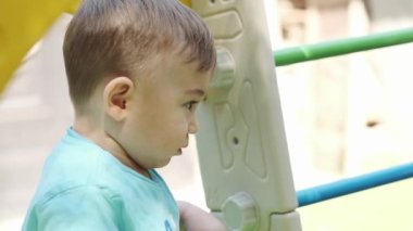 Parkta annesiyle oynayan gülümseyen küçük çocuk. Yavaş Hareket, Kapat.