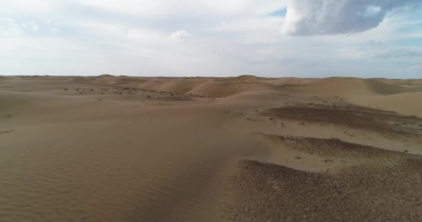 Drone Vliegt Heel Laag Zandduinen Van Woestijn Laat Stof Opwaaien — Stockvideo