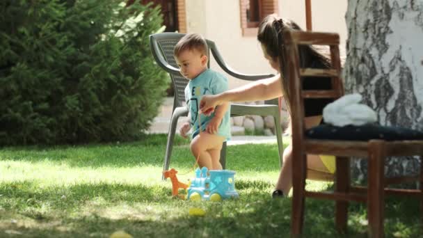 Malý Chlapec Tričku Bez Kalhot Chodí Bosý Trávě Hřišti Jeho — Stock video