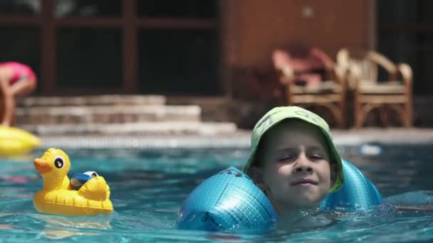 Petit Garçon Panama Nage Avec Des Jouets Gonflables Dans Piscine — Video