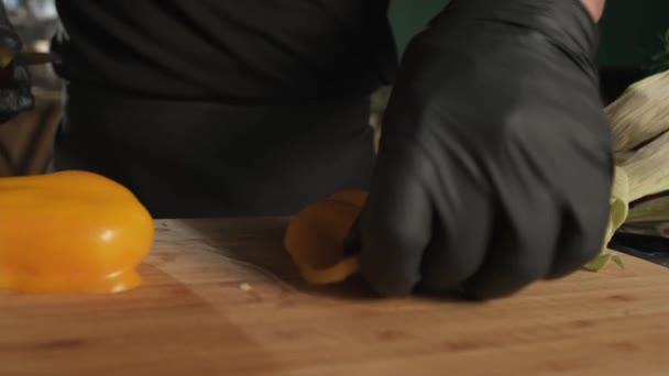 Chef Corte Pimiento Amarillo Tabla Cortar Con Cuchillo Cocina Primer — Vídeos de Stock