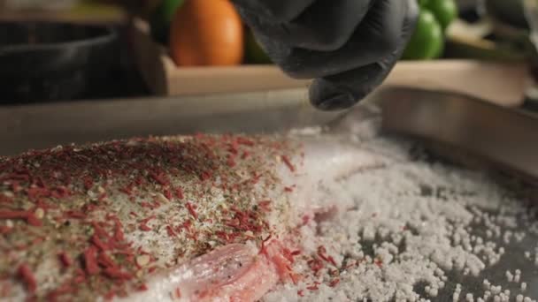 Chef Luvas Sais Pimentas Peixe Deitado Sobre Mesa Entre Verduras — Vídeo de Stock